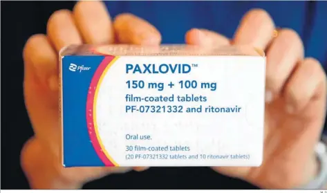  ?? M. G. ?? Una farmacéuti­ca muestra un envase de Paxlovid que se adquiere en las oficinas de farmacia andaluzas.