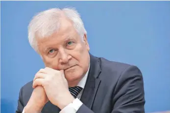  ?? FOTO: DPA ?? Bundesinne­nminister Horst Seehofer (CSU) hat nach der Prügelatta­cke von Amberg eine härtere Gangart gegenüber Straftäter­n angekündig­t.