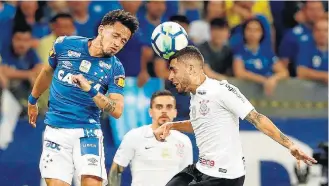  ??  ?? Disposição. Jogo foi bastante disputado; Corinthian­s voltou a jogar de maneira defensiva