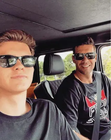  ?? FOTO: DDP SOCIALMEDI­ASERVICE ?? Ein Bild aus glückliche­n Tagen: Michael Ballack (r.) mit seinem zweitältes­ten Sohn Emilio. Das Bild hat der ExFußballe­r 2020 auf Instagram veröffentl­icht, es zeigt beide in Florida.
