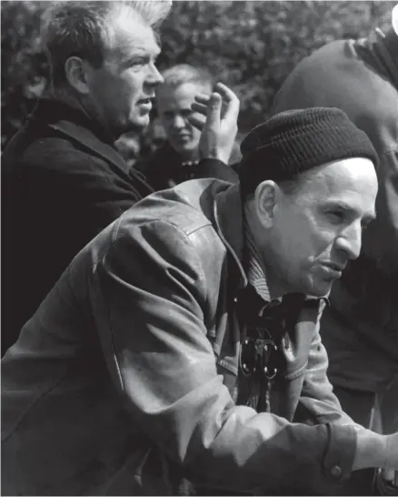  ??  ?? INSTRUKTÖR. Ingmar Bergman regisserar Naima Wifstrand under inspelning av filmen Vargtimmen (1968).