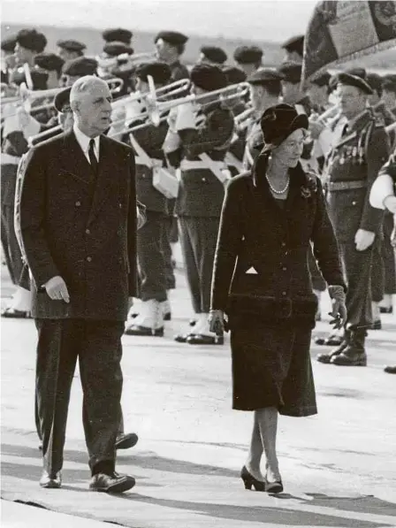  ?? ?? De Gaulle avait un grand respect pour le Grand-Duché, notamment pour les actions courageuse­s de la Grande-Duchesse Charlotte lors de la Seconde Guerre mondiale. Le Président de Gaulle en compagnie de la Grand-Duchesse Charlotte passant les troupes en revue, à Orly, lors d‘une visite d‘Etat en 1970.
