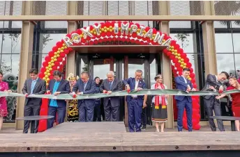  ?? — Photos by Roystein Emmor ?? (From second left) Mussen, Lee, Awang Tengah, Zaidi and others cut the ribbon to mark the grand opening of Roxy Impiana Hotel.