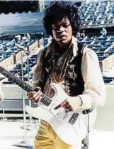  ?? Foto: Michael Ochs Archives/Getty Images ?? Aufnahme aus dem Jahr 1967: Jimi Hendrix bei einem Soundcheck vor einem Auftritt im Hollywood Bowl in Los Angeles.
