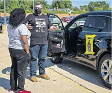  ?? BY CHRIS LANDSBERGE­R/ THE OKLAHOMAN] ?? Bradley Havenar talks to Sache PrimeauxSh­aw before the start of the Oklahoma Poor People's Campaign caravan protest Monday in Oklahoma City. [PHOTOS