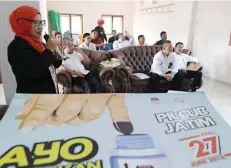  ?? FRIZAL/JAWA POS ?? BIMTEK: Atik Winastuti (kiri), anggota ppk Kecamatan Sidoarjo, memberikan materi kepada petugas Lapas Kelas II-A Sidoarjo kemarin.