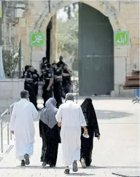  ?? REUTERS ?? Control. Fieles palestinos, ante la Explanada de las Mezquitas.