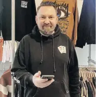  ?? BILD: Karsten Röhr ?? Michael Meibers-Hinrichs (49) ist Inhaber des Skateshops „Dogtown“am Heiligenge­istwall