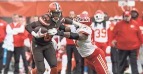  ?? KEN BLAZE/USA TODAY SPORTS ?? Chiefs outside linebacker Breeland Speaks pursues Browns tight end David Njoku during a 2018 game. Speaks is trying to live up to expectatio­ns as a second-round pick after injuries scrapped his 2019 NFL season.