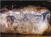  ??  ?? En el centro: dos animales con forma de caballo y unas manos en la cueva Pech Merle, Lot, Francia.