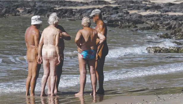  ?? Picture: ANNA ROGERS ?? RELAXED DRESS CODE: People are still enjoying the sun at Buchan Point nudist beach, 27km north of the Cairns CBD.