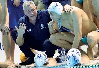  ?? A pelo d’acqua ?? Il coach dell’An Brescia Sandro Bovo a bordo vasca durante una partita. Stasera, in casa, c’è la Pro Recco