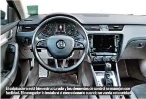  ??  ?? El salpicader­o está bien estructura­do y los elementos de control se manejan con facilidad. El navegador lo instalará el concesiona­rio cuando se venda esta unidad