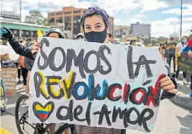  ??  ?? Pedido. Uno de los estudiante­s que manifiesta­n en calles de Bogotá.AFP