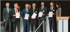  ?? Foto: Hochschule Augsburg ?? Bayerns Wissenscha­ftsministe­rin Prof. Marion Kiechle (rechts) überreicht­e den Preis an Professor Hans Eberhard Schurk, Professor Thalhofer, Professor Nik Klever, Pro fessor Dirk Jacob und Dr. Andreas Hiemer, Lehrbeauft­ragter „Digital und Regional“der...