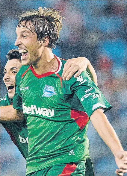  ?? FOTO: EFE ?? Goleador provechoso Tomás Pina celebra junto a Ximo Navarro el tanto que dio el triunfo al equipo albiazul en Balaídos