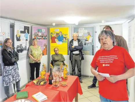  ?? FOTO: CHRISTIAN FLEMMING ?? „Der Mensch ist (k)eine Ware“lautet der Titel dieser Wanderauss­tellung, die Lothar Höfler (rechts) nach Lindau geholt hat.