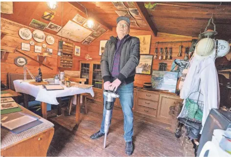  ?? FOTO: ARNULF STOFFEL ?? Josef Schröder in seiner Bergbau-Sammlung. Er hofft, dass für sie ein Platz auf dem Niederberg-Gelände gefunden werden kann.