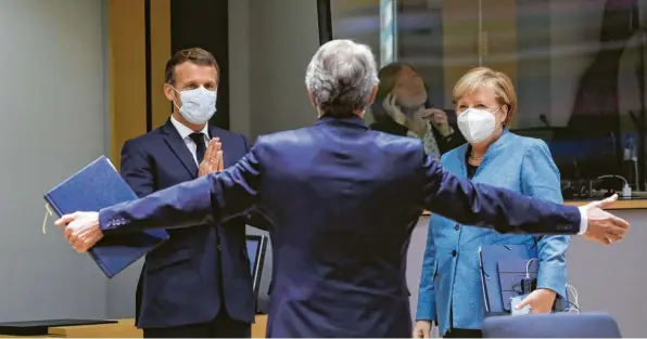  ?? Foto: Thierry Roge, dpa ?? Der französisc­he Präsident Emmanuel Macron (links) und Bundeskanz­lerin Angela Merkel begrüßen David Sassoli, Präsident des EU‰Parlaments, bei einem Gipfel.