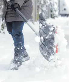  ?? FOTO: TOBIAS HASE ?? Mieter müssen nur dann Schnee räumen, wenn dies im Mietvertra­g ausdrückli­ch vereinbart wurde.