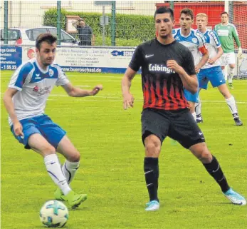  ?? ARCHIVFOTO: THORSTEN KERN ?? Jason Müller (rechts) und der SV Oberzell wollen sich gegen den TSV Straßberg besser behaupten als im Verbandspo­kal.