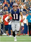  ??  ?? Julian Edelman corre con entusiasmo hacia el emparrilla­do.