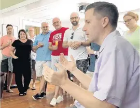  ?? CHARLES KING/STAFF PHOTOGRAPH­ER ?? Todd Stewart, content editor for the Things to Do team at the Orlando Sentinel, shares his Parkinson's Disease diagnosis with a group of friends at his home on Sunday.