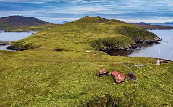  ??  ?? NATURAPURA PAGINA A LATO: il monumento a forma di albatros sull’isola di Capo Horn, avamposto meridional­e del Sud America. Le acque che la circondano spesso tempestose segnano l’incontro tra l’Atlantico e il Pacifico e hanno provocato naufragi drammatici e disastrosi. IN ALTO: una suggestiva veduta aerea del faro dell’isola, oggi protetta dal Parco Nazionale Capo Horn.