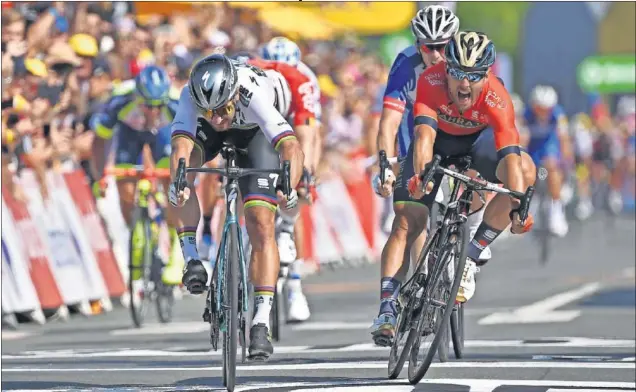  ??  ?? EL MÁS RÁPIDO. El campeón del mundo, Peter Sagan, aguantó el empuje del italiano Sonny Colbrelli para cruzar primero la línea de meta en La Roche Sur Yon.