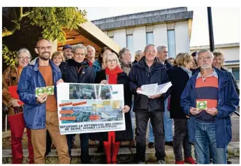  ??  ?? « Refusons le bétonnage des berges de Seine », clament les opposants au projet Héloïse, ici réunis devant la salle des fêtes Jean-Vilar.