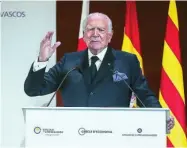  ?? GTRES ?? En el centro Mariano con Elena de Borbón y Robert Mosbacher en Nueva York, y en la imagen de la derecha al recibir en 2019 el Premio Reino de España