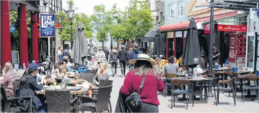  ?? PHOTO: JOSHUA WALTON ?? Holiday buzz . . . Diners enjoy the atmosphere in Mall St in Queenstown yesterday.