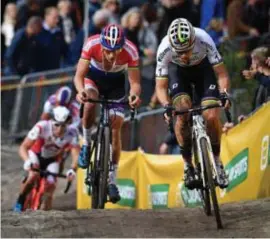  ?? FOTO BELGA ?? Mathieu van der Poel en Wout van Aert waren gisteren toch even samen in één beeld te vatten.