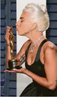  ?? Fotos. dpa, afp ?? Als Bestätigun­g der erbrachten Leistung ist diese Auszeichnu­ng Gold wert: Über ihren Oscar freuen sich (von links) Rami Malek, Olivia Colman, Spike Lee, Alfonso Cuarón und Lady Gaga.