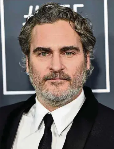  ?? Foto: Shuttersto­ck ?? Joaquin Phoenix (47) gilt als extrem schüchtern. Interviews gibt er kaum – dieses ist das Einzige zum Film. Private Fragen sind tabu – was schwer ist, wenn es im Film um die großen Fragen des
Lebens geht.