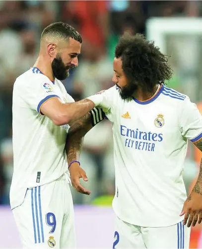  ?? AP ?? Benzema le pone el brazalete a Marcelo en el partido contra el Betis