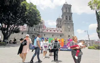  ?? ?? Entre los sitios turísticos de la capital que más llaman la atención de los visitantes son la Catedral y la Biblioteca Palafoxian­a