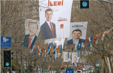  ?? ?? Αφίσες ενόψει των τοπικών εκλογών στις 31 Μαρτίου. Ο Ιμάμογλου (μπροστά) φαίνεται να έχει διευρύνει τη διαφορά έναντι του πολιτικού αντιπάλου του, Κουρούμ (πίσω), για τον δήμο της Πόλης, ο οποίος προωθείται αλλά και επισκιάζετ­αι από τον Ερντογάν.