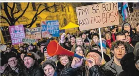  ?? ?? „Ich fürchte die Dunkelheit, wie Fico das Gefängnis fürchtet“, steht auf diesem Schild. 30.000 demonstrie­rten in Bratislava