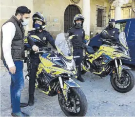  ??  ?? El edil (izquierda), el inspector y agentes, con las nuevas motos.