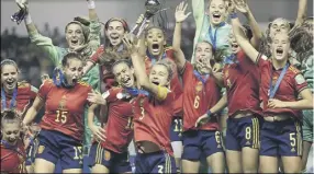  ?? Foto: AP ?? El futuro es prometedor Las españolas celebran el Mundial Sub’20 logrado este verano