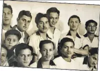  ??  ?? Recuerdos. Jugadores en el camerino de Barcelona Sporting Club, en el año 1949, luego de ganarle a millonario­s de Colombia.