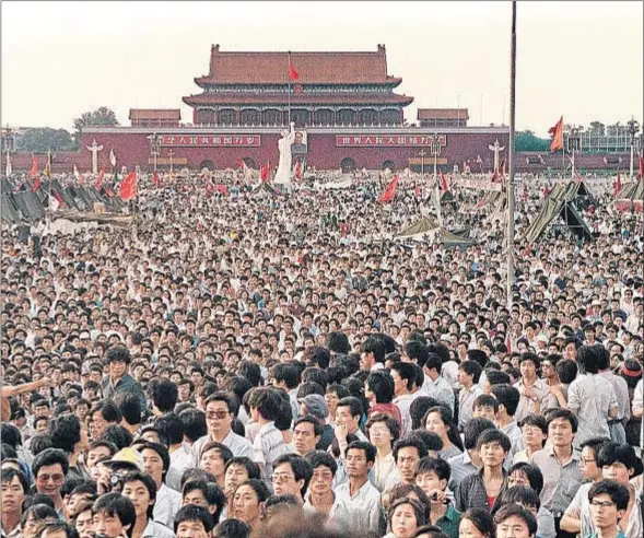  ?? CATHERINNE HENRIETTE / AFP ?? La plaza de Tiananmen el viernes 2 de junio de 1989, con la imagen de la Estatua de la Libertad plantada frente al retrato de Mao