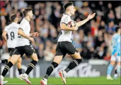  ?? ?? Pepelu celebra un gol con el Valencia.