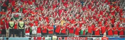  ?? (AFP) ?? Wales’ midfielder Aaron Ramsey applauds the fans at the Ahmad Bin Ali Stadium on Monday.
