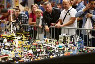  ?? (Photos Luc Boutria et A. B.) ?? Des milliers de Lego sont à observer jusqu’à ce soir  heures à la salle Yann-Piat.