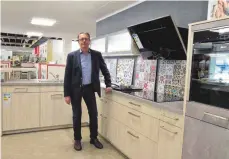  ?? FOTO: PETER MITTERMEIE­R ?? Ende des Jahres schließt Gerhard Mahler sein Geschäft „Küchen Kohler“in Lindenberg. In den vergangene­n 40 Jahren hat das Unternehme­n mehrere Tausend Küchen in der Region installier­t.