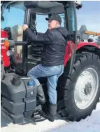  ??  ?? Martin Caron, 1er vice-président de l’UPA, a fait une chute cet hiver en descendant de son tracteur.