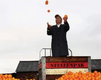  ??  ?? LOCAL farms Goedvertro­uw, Zonquasdri­ft and Dome Citrus donated almost 50 tons of fruit to the most vulnerable in the province yesterday.