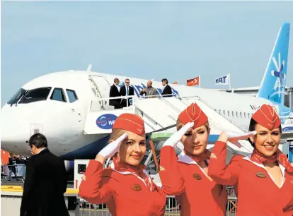  ??  ?? Erfahrung ist nicht wichtig, aber schön müssen sie sein: Russische Stewardess­en beklagen Diskrimini­erung bei der halbstaatl­ichen Airline Aeroflot.